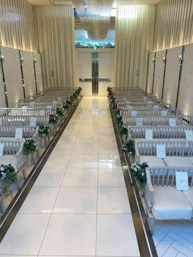 挙式会場　白とガラスを基調にした明るいチャペルで、自然光がとても綺麗でした。