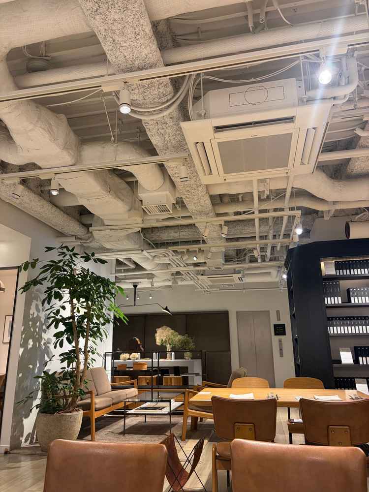 ホテル地下一階、アトリエ。相談会含め、今後の打ち合わせを行うスペース。