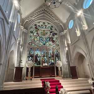 チャペル内部の様子です。レッドカーペットとステンドグラス、木の椅子など、雰囲気が素敵でした。