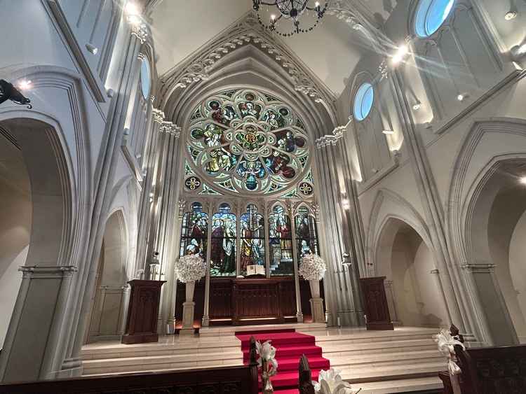 チャペル内部の様子です。レッドカーペットとステンドグラス、木の椅子など、雰囲気が素敵でした。