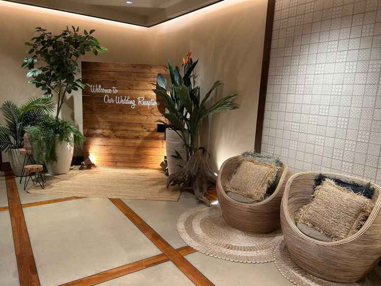 バリをイメージした披露宴会場の入り口前の写真。おしゃれな空間で写真映えしそうでした！