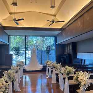 あたたかい木目調でウエディングドレスの白がよく映えると思いました。