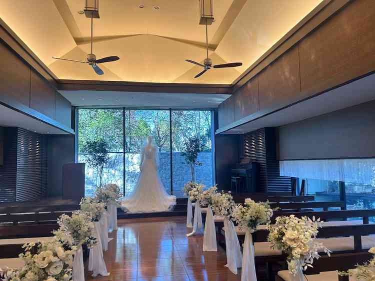 あたたかい木目調でウエディングドレスの白がよく映えると思いました。