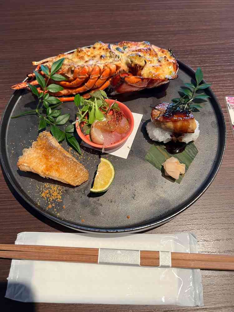 調理場が部屋の隣で温度のある料理が食べれる。すべてお箸で食べれるように工夫された料理。