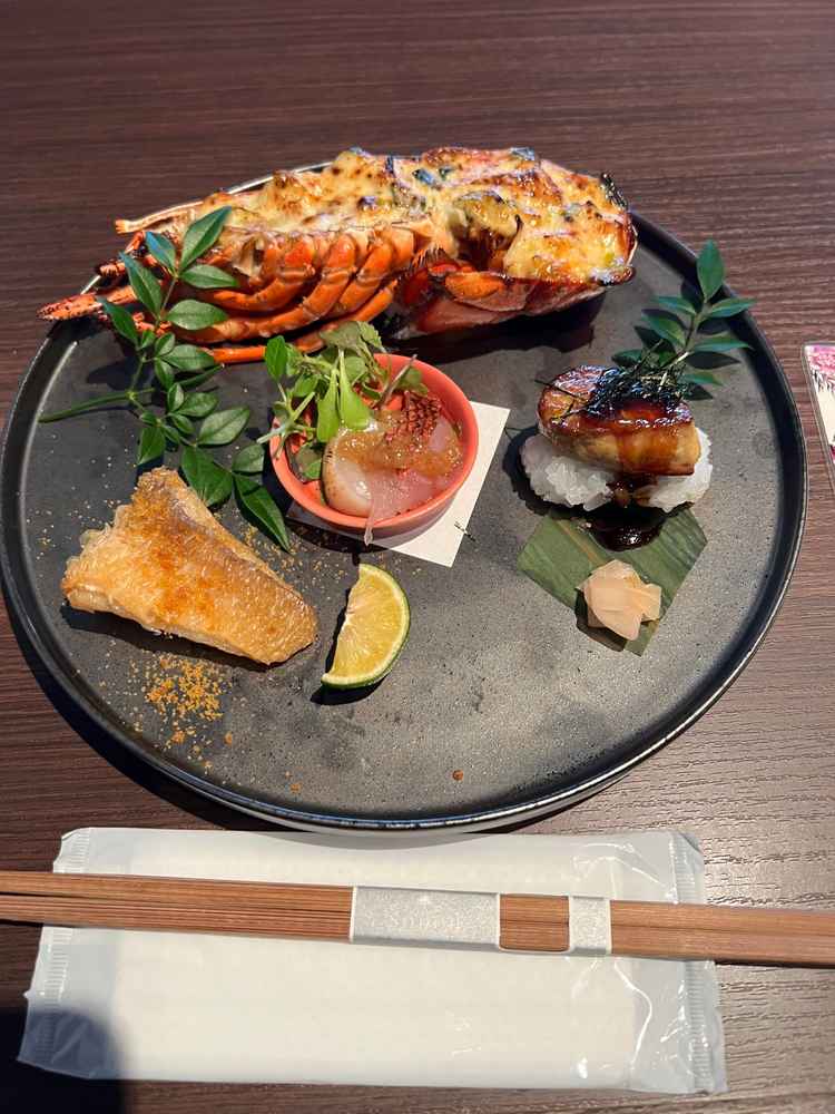 調理場が部屋の隣で温度のある料理が食べれる。すべてお箸で食べれるように工夫された料理。