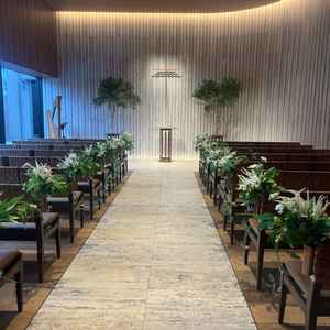 木の温もりや石の壁で、自然を感じられるチャペルでした。