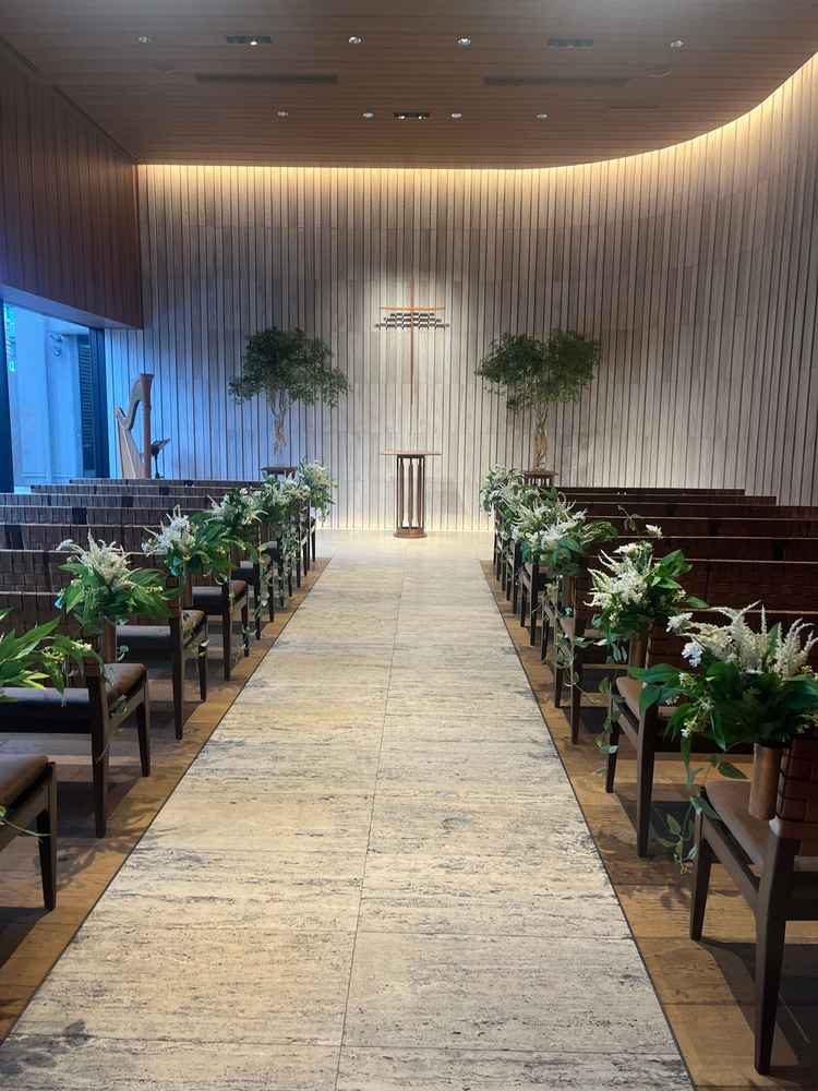 木の温もりや石の壁で、自然を感じられるチャペルでした。