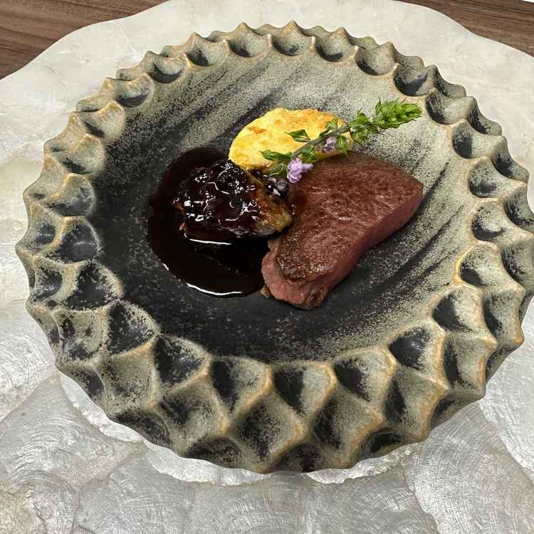 黒毛和牛フィレ肉はとても柔らかく、フォアグラも噛みごたえがありとても美味しかったです。