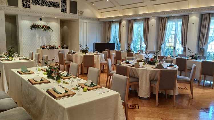 披露宴会場。20〜30名規模なら丁度いい広さ。