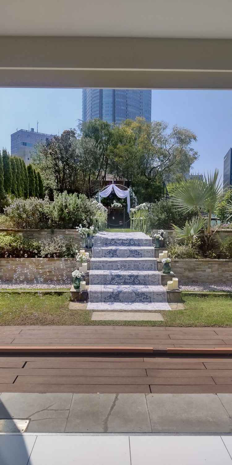 外挙式会場。雨天の場合は室内チャペルでできるそうで、その点は安心しました。