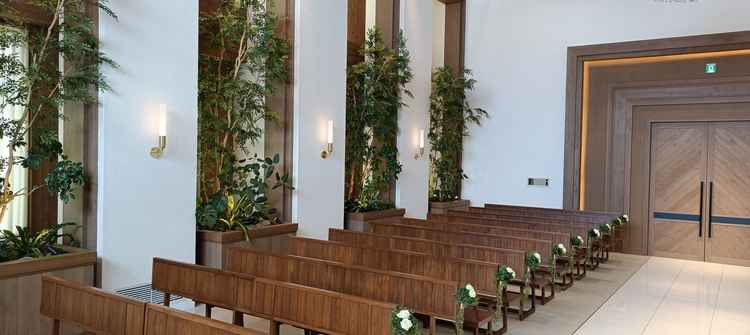 チャペルの参列者の席の写真です。木目調で優しい雰囲気で、アットホームさが感じられました。