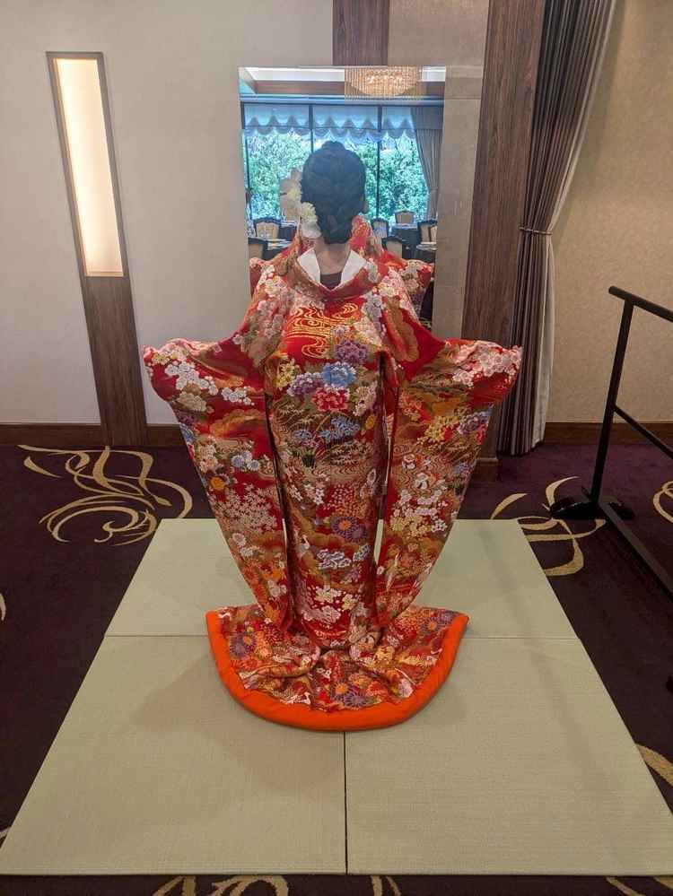女性限定で試着の体験が出来ました。白無垢と色打掛が選べたので、色打掛を試着させて頂きました。