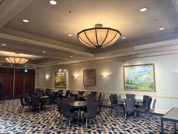 披露宴会場「桜」。全方面に絵画が飾ってあり、華やかかつ優しい印象の会場。