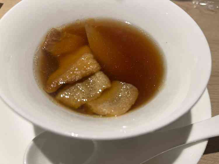 フカヒレと茸いろいろのあつあつスープです。キノコの種類が色々あったのはよかったですが、味は普通でした