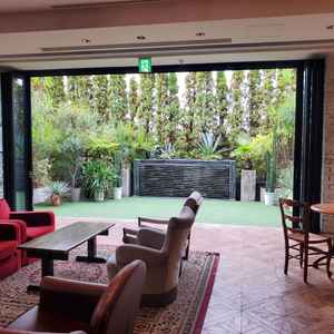 窓を開けると緑が見える開放的な式場。暖かい時期なら開け放しても〇。