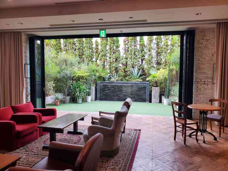 窓を開けると緑が見える開放的な式場。暖かい時期なら開け放しても〇。