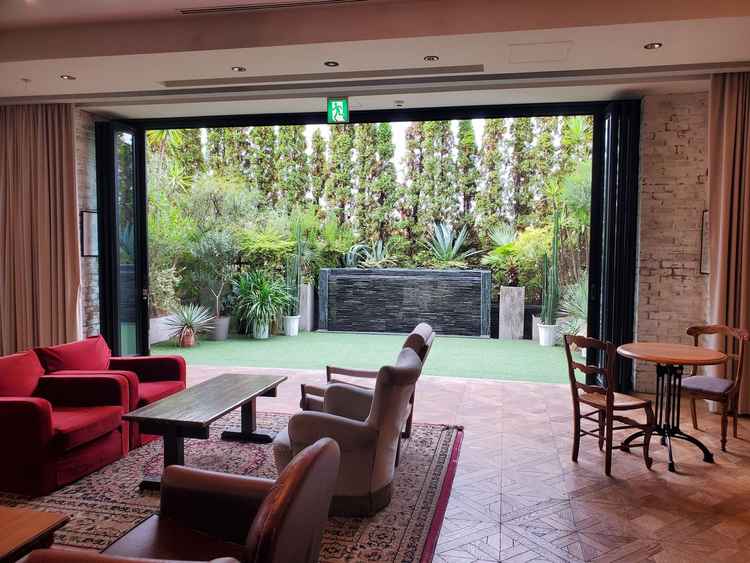 窓を開けると緑が見える開放的な式場。暖かい時期なら開け放しても〇。