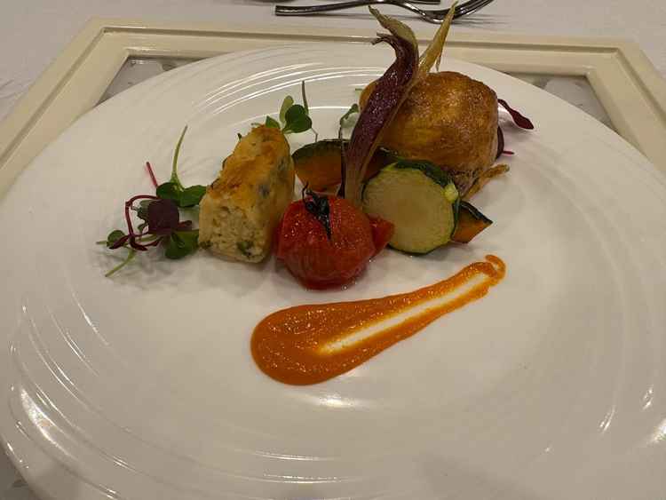 フルコースの一部を試食。見た目は豪華で良い食材が使われている。私達の口には合わなかった。