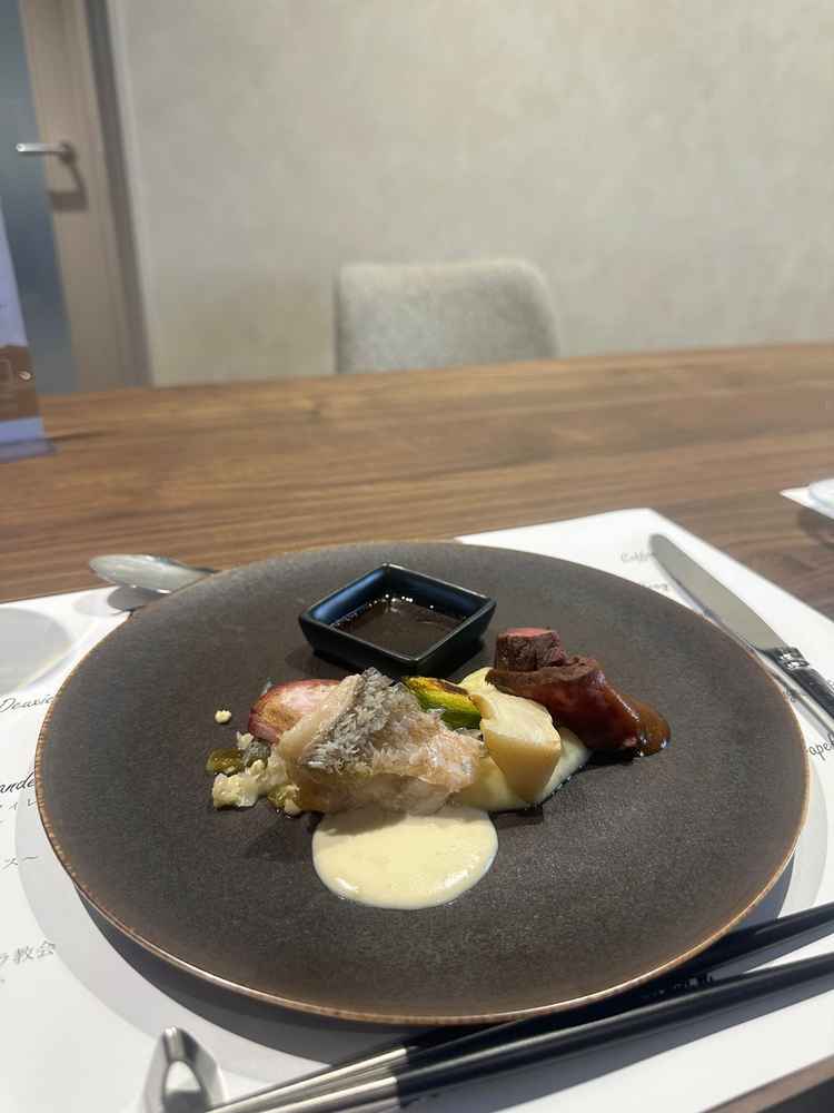 魚料理と肉料理をワンプレートで試食させていただけた