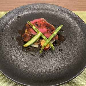 料理の試食の写真。メインの牛肉が美味しかった。