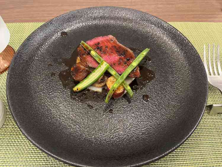 料理の試食の写真。メインの牛肉が美味しかった。