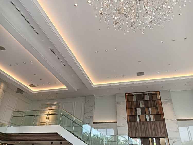 披露宴会場の天井はとても高いぶん、自然光がよりたくさん入って明るい空間になっている