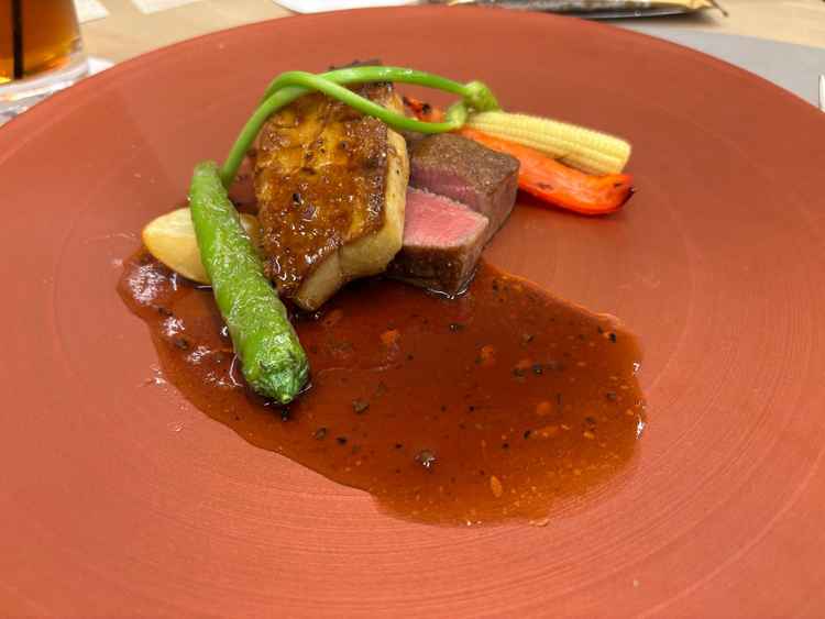 メイン料理のお肉です。フォアグラとソースを添えて食べると最高でした。