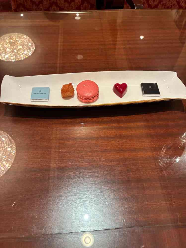 見た目が華やかで可愛らしく、細部までこだわりが感じられる上品なスイーツでした。