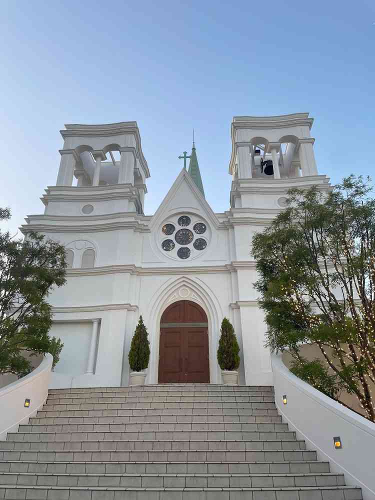 チャペルへ続く階段でフラワーシャワーやバルーン演出ができる素敵な空間。とても広くて沢山人が並べそう。