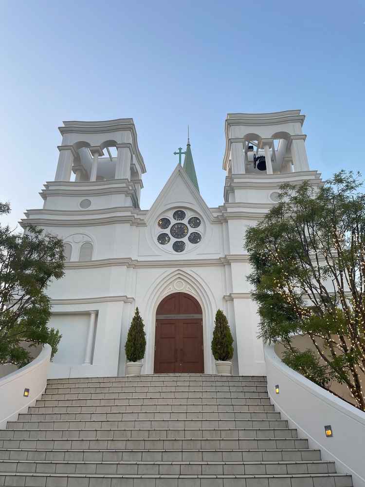 チャペルへ続く階段でフラワーシャワーやバルーン演出ができる素敵な空間。とても広くて沢山人が並べそう。