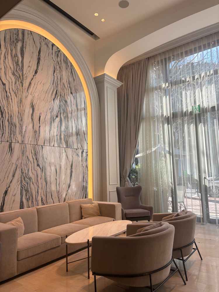 ゲストが入ってすぐにも落ち着けて会話が出来るような開放感な空間でした。