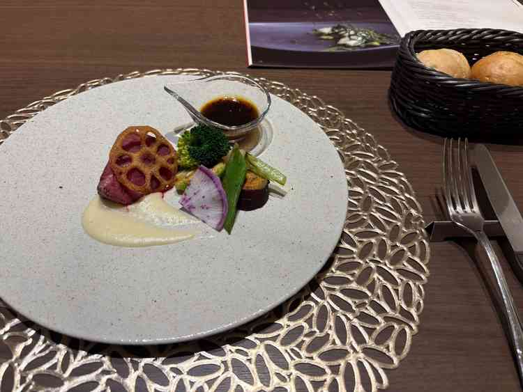 試食は北海道から取り寄せた牛フィレをいただきました。黒トリュフのソースが美味しかったです。