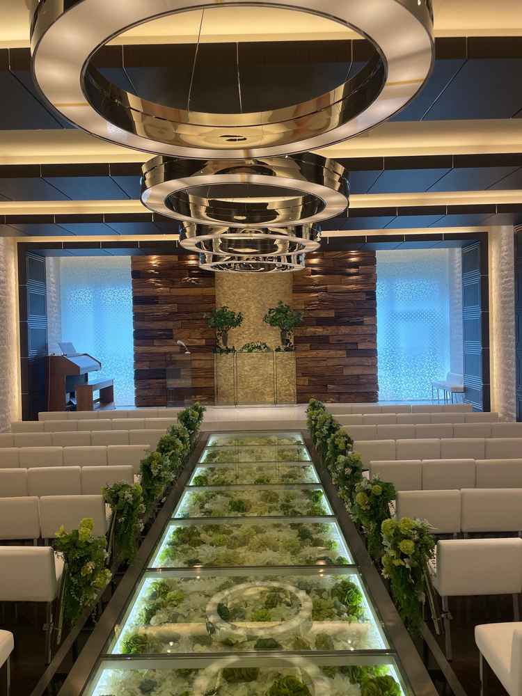 4階挙式会場になります。床がお花で素敵でした。