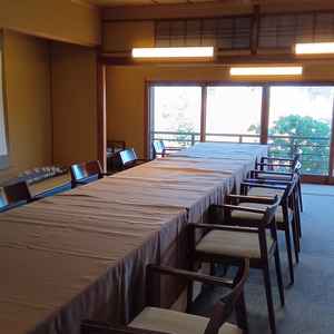 本館個室。高級感があって落ち着いたお部屋です。眺望も素敵でした。