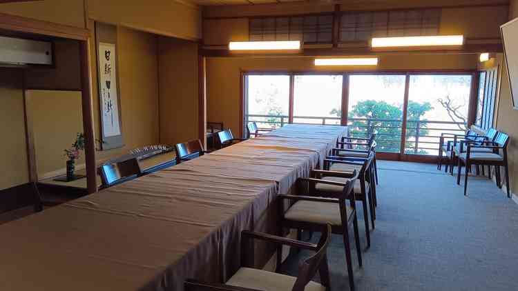 本館個室。高級感があって落ち着いたお部屋です。眺望も素敵でした。