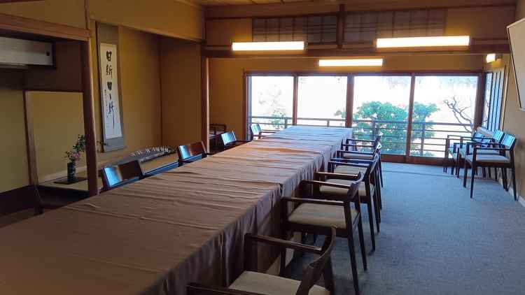 本館個室。高級感があって落ち着いたお部屋です。眺望も素敵でした。