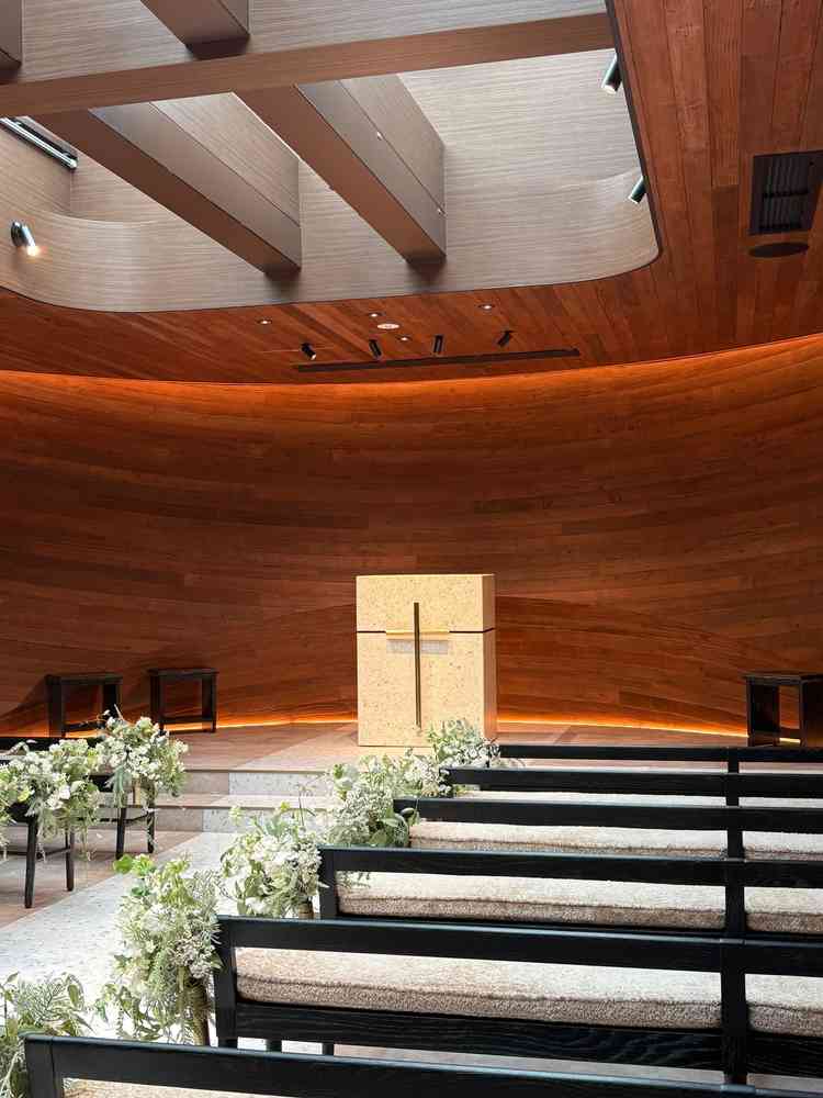 チャペル内の写真です。光の当たり具合が最高でした。