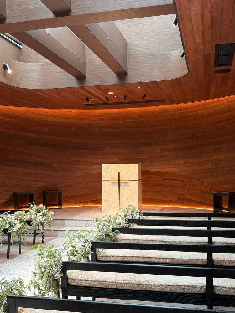 チャペル内の写真です。光の当たり具合が最高でした。