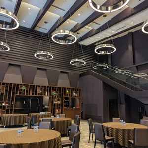 披露宴会場です。茶色をベースとして少し緑が入っていて、上品で温かみのある空間でした。