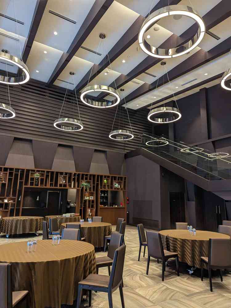 披露宴会場です。茶色をベースとして少し緑が入っていて、上品で温かみのある空間でした。