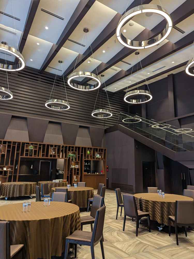 披露宴会場です。茶色をベースとして少し緑が入っていて、上品で温かみのある空間でした。