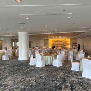 テラスに出られる披露宴会場の雰囲気です。