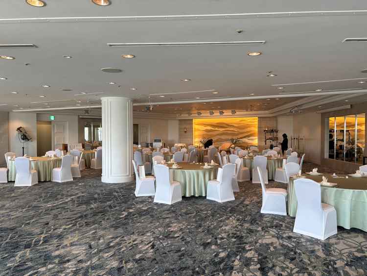 テラスに出られる披露宴会場の雰囲気です。