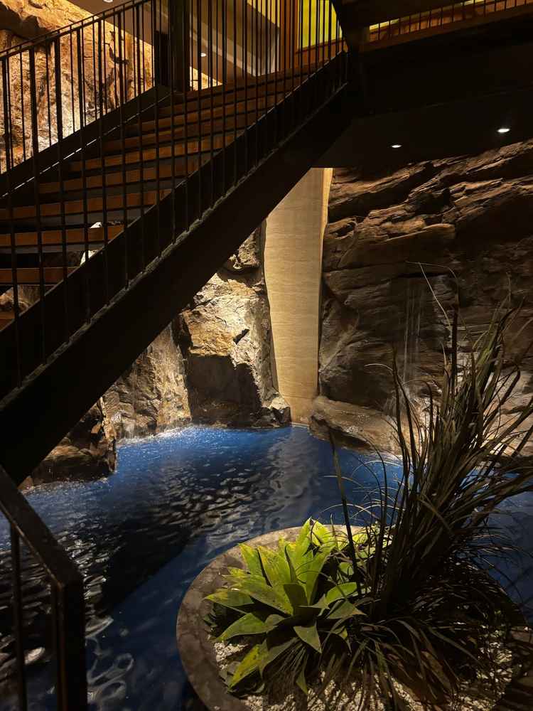 館内に流れる大きな滝の清涼感と水の音が心地よく、都会の喧騒を忘れられる贅沢な空間でした。