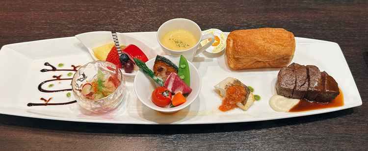 試食会にて。見た目も美しく、素材の味を活かしたこだわりのフレンチを堪能しました。