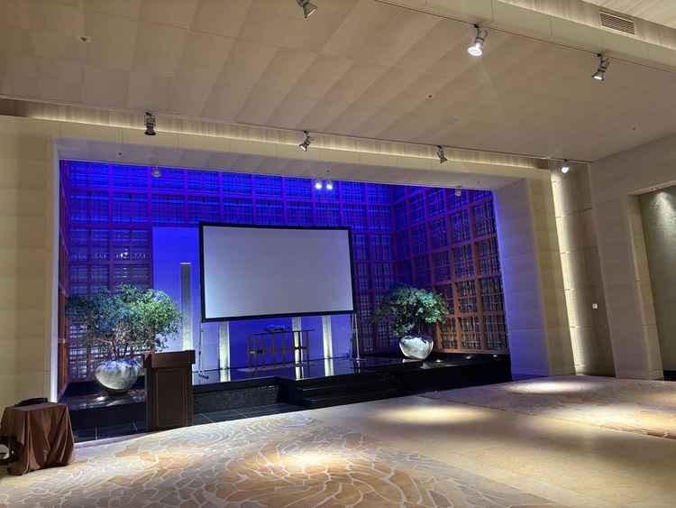 チャペル。この日は別のイベントのためスクリーンが出ていましたが片付けると裏に十字架があるとのこと。