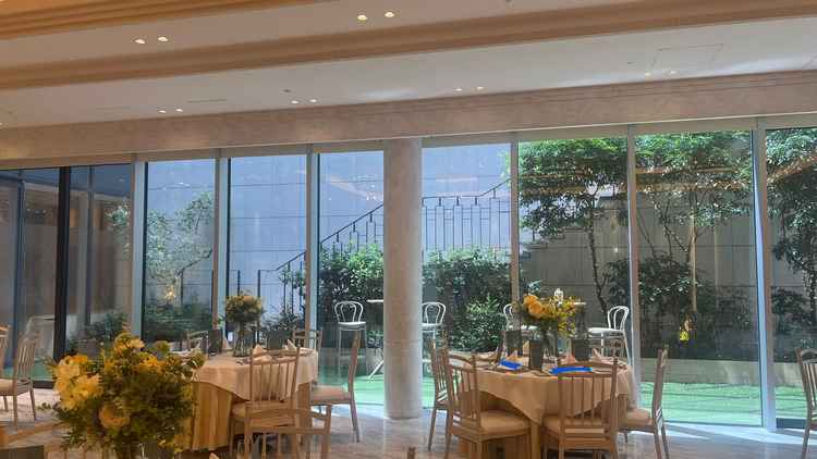 披露宴会場③。お庭があり開放的でした。（モザイクのため青ペン修正あり）