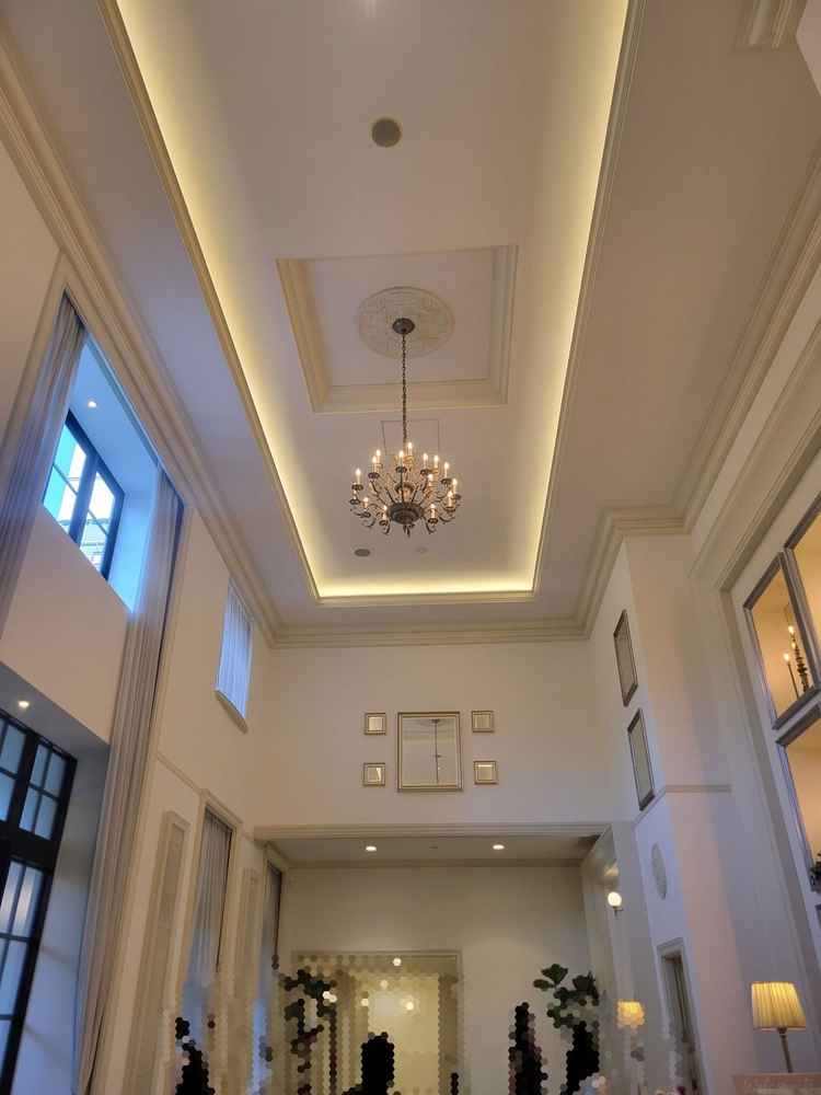 エントランスの天井が高く開放感があるとともに、落ち着いた雰囲気が気に入りました！