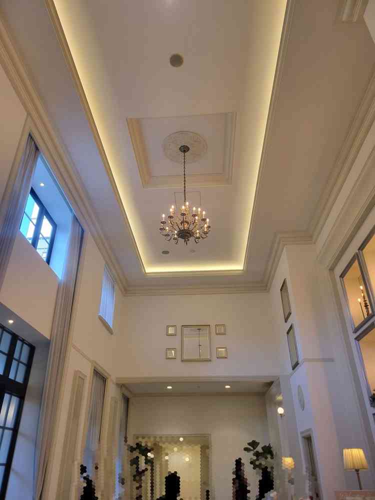 エントランスの天井が高く開放感があるとともに、落ち着いた雰囲気が気に入りました!