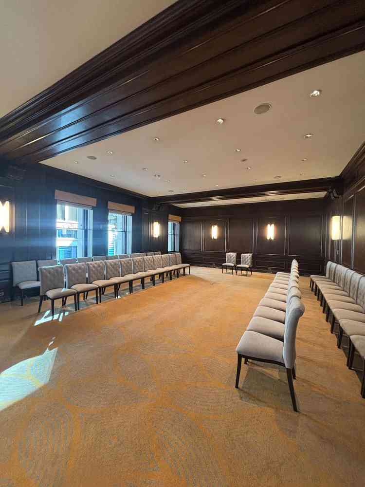 親族控室。三井本館の建屋を使い、クラシックな雰囲気。